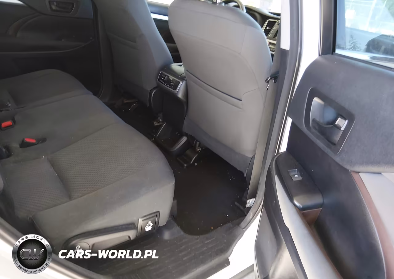 2018 Toyota Highlander Hybrid Le VIN:5TDBGRFH5JS051109 - 8