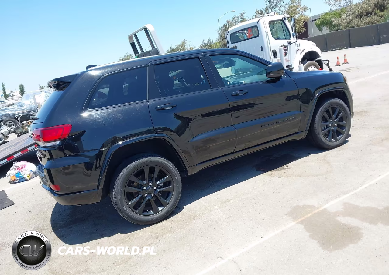 2018 Jeep Grand Cherokee Altitude 4X4 VIN:1C4RJFAG1JC477667 - 4