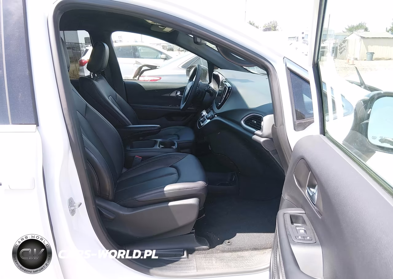 2026 Chrysler Pacifica Select VIN:2C4RC1BG0TR254655 - 5