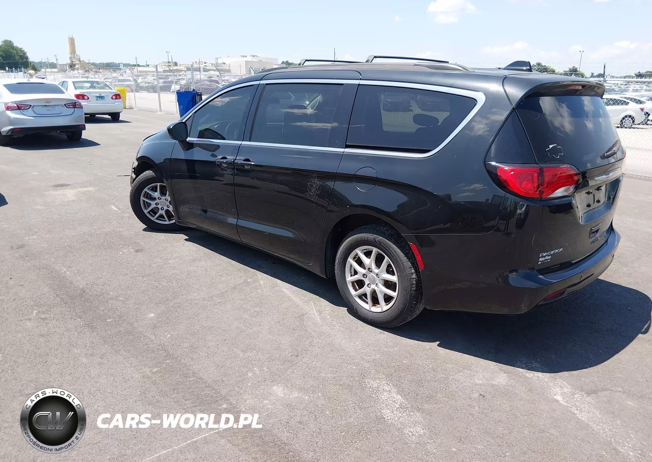 2018 Chrysler Pacifica Touring VIN:2C4RC1DG3JR148694 - 3
