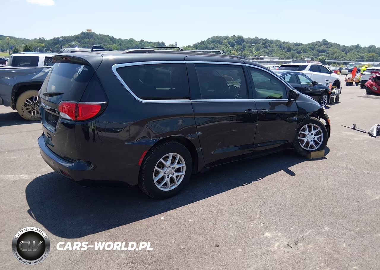 2018 Chrysler Pacifica Touring VIN:2C4RC1DG3JR148694 - 4