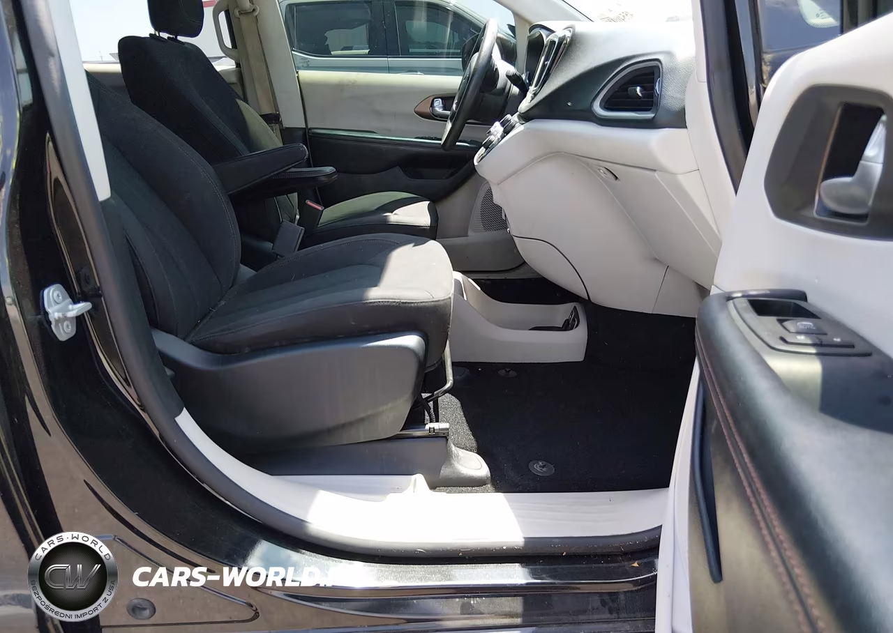 2018 Chrysler Pacifica Touring VIN:2C4RC1DG3JR148694 - 5