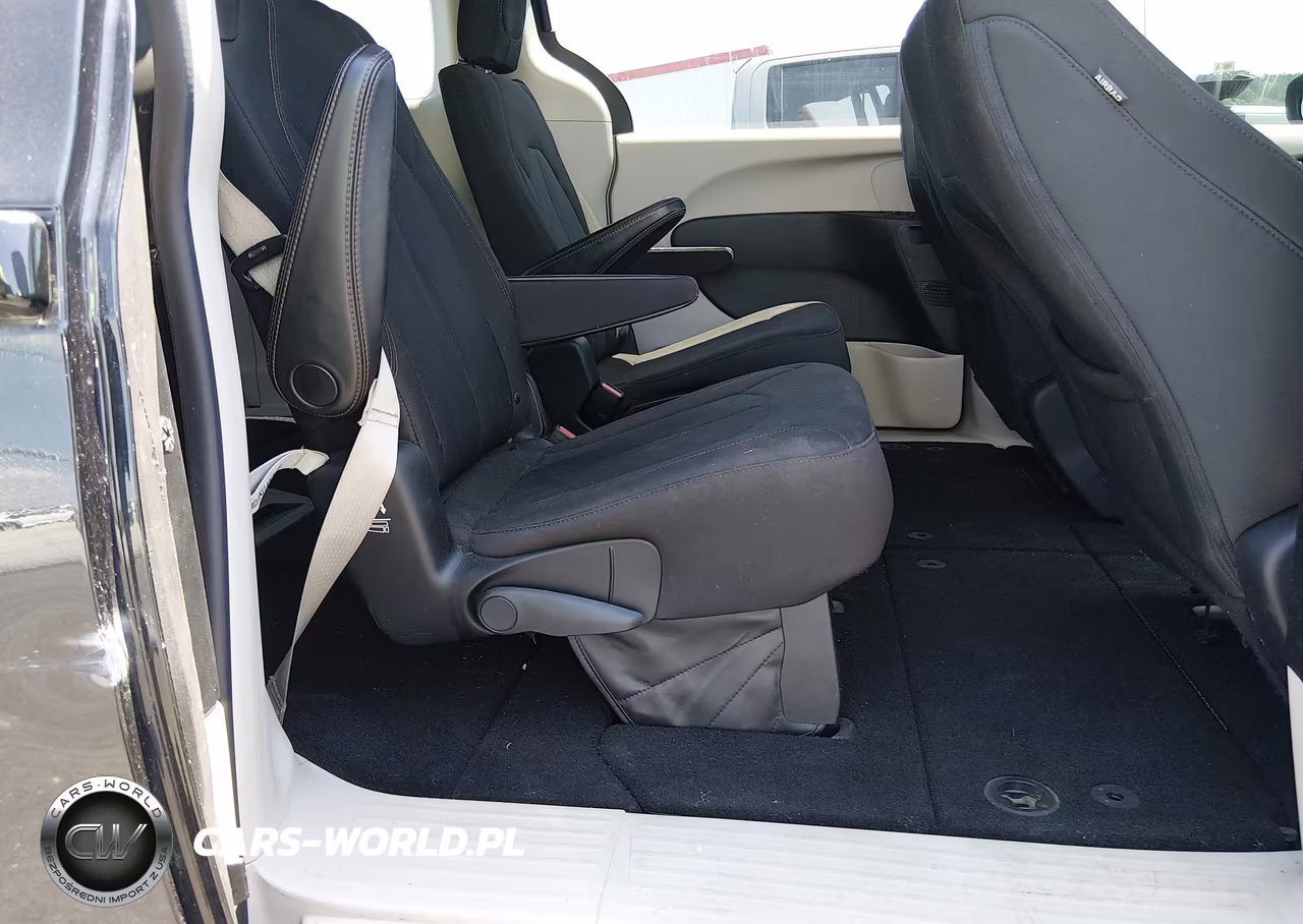 2018 Chrysler Pacifica Touring VIN:2C4RC1DG3JR148694 - 8