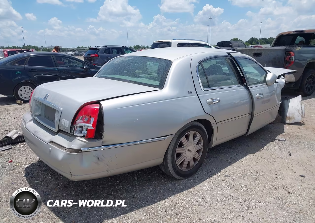 2003 Lincoln Town Car Cartier VIN:1LNHM83W03Y656111 - 4