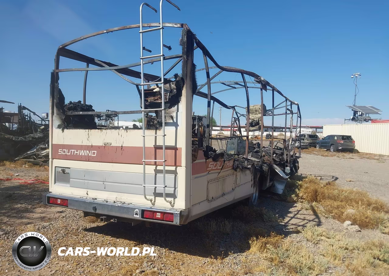 1988 Chevrolet P30 VIN:1GBKP37W7J3325622 - 4