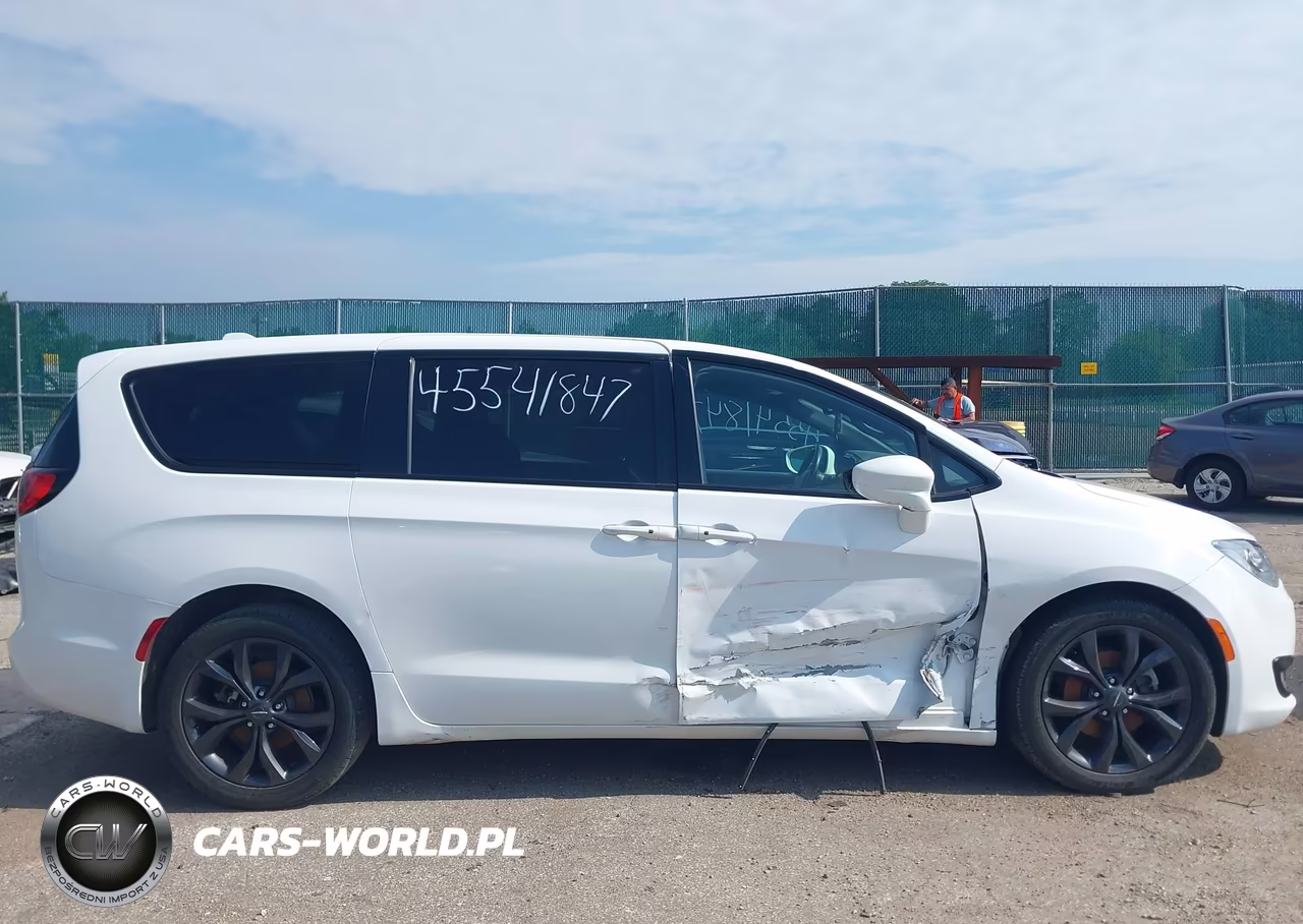 2020 Chrysler Pacifica Touring VIN:2C4RC1FG4LR278757 - 13