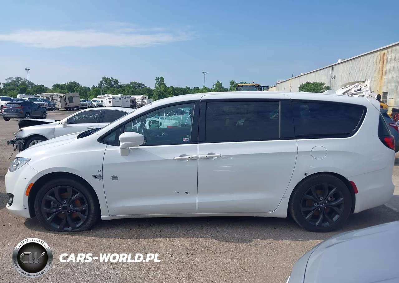 2020 Chrysler Pacifica Touring VIN:2C4RC1FG4LR278757 - 14