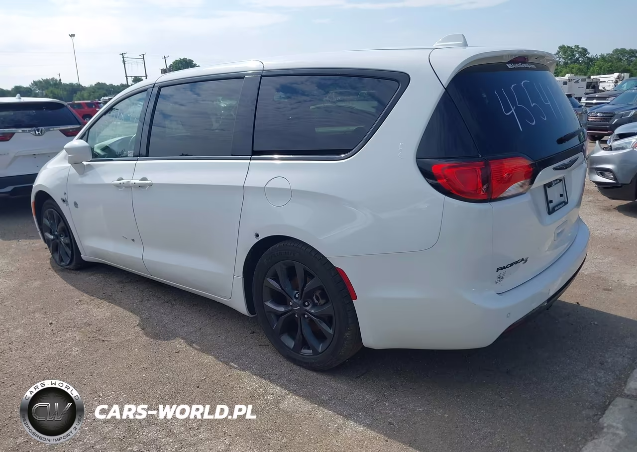 2020 Chrysler Pacifica Touring VIN:2C4RC1FG4LR278757 - 3