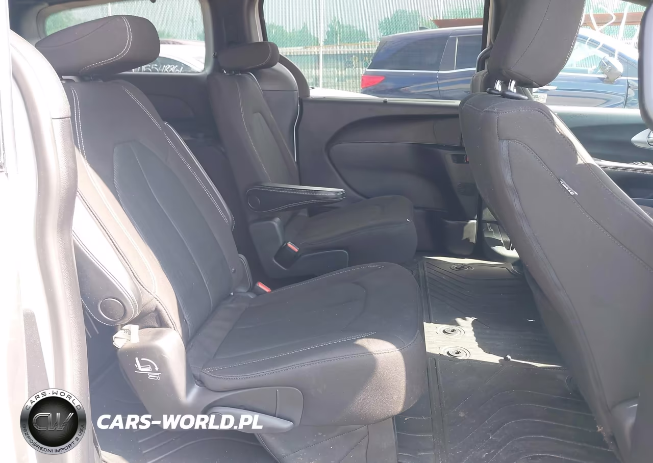 2020 Chrysler Pacifica Touring VIN:2C4RC1FG4LR278757 - 8