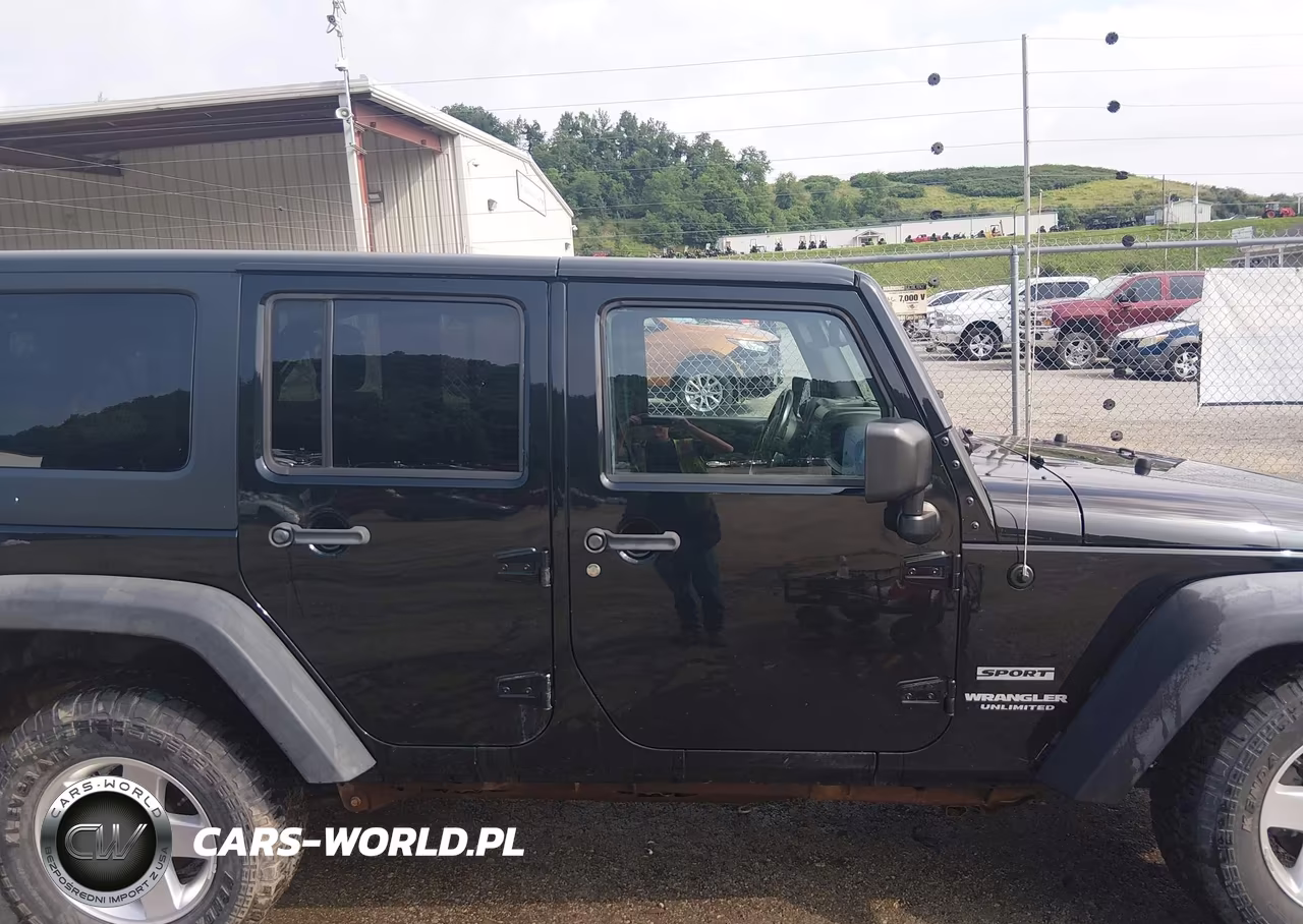 2015 Jeep Wrangler Unlimited Sport VIN:1C4BJWDG3FL519437 - 14