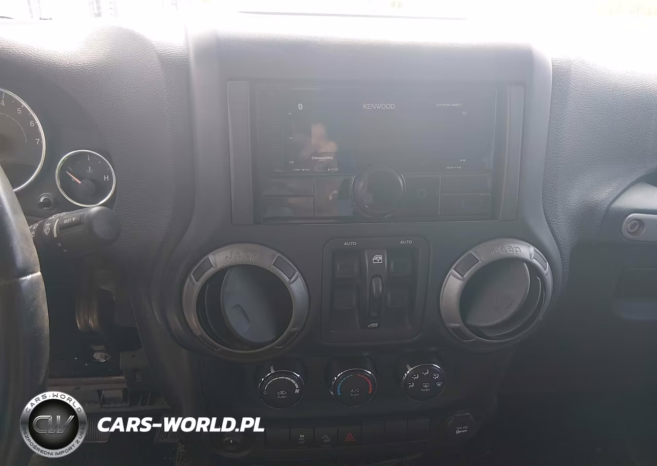2015 Jeep Wrangler Unlimited Sport VIN:1C4BJWDG3FL519437 - 18