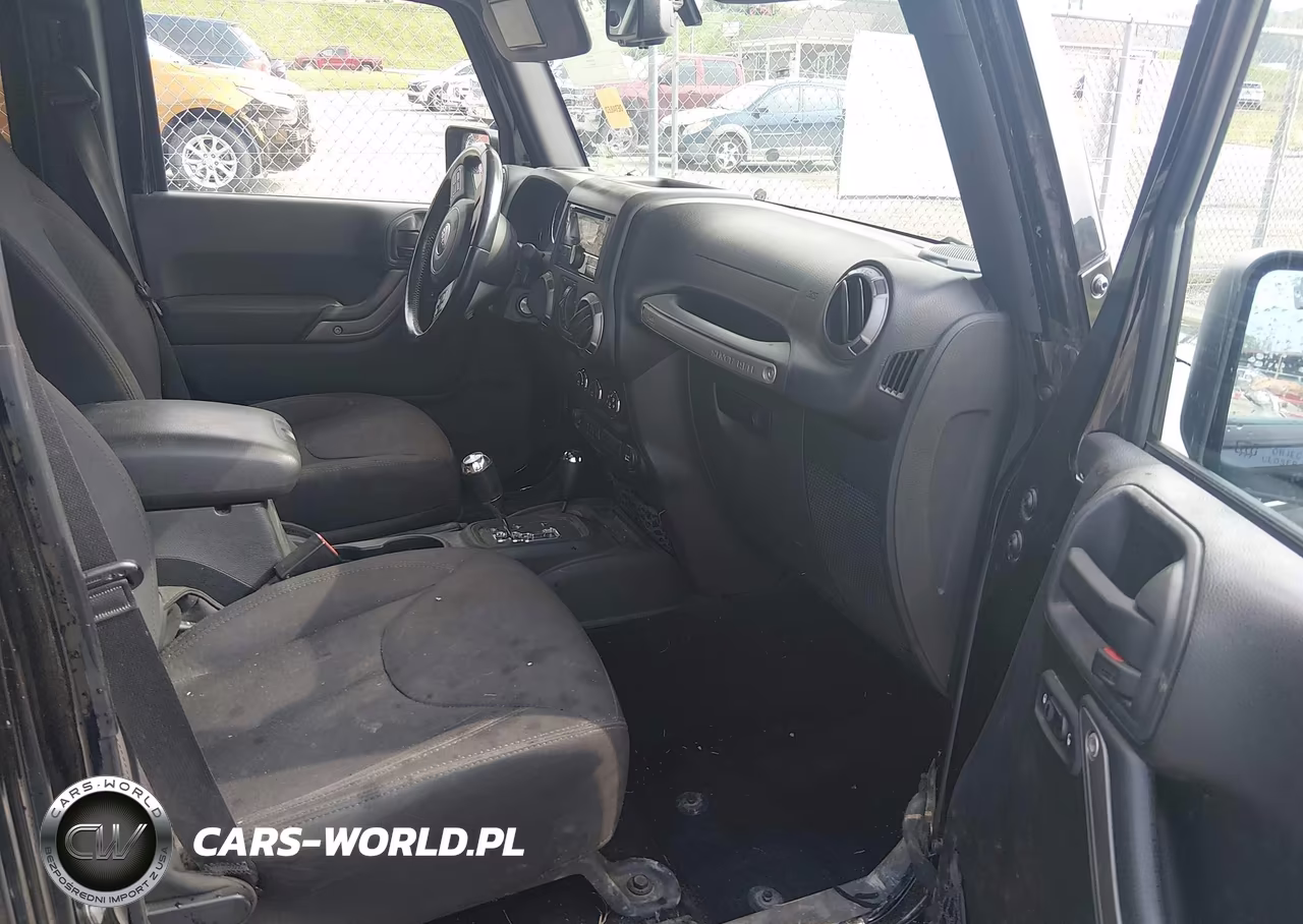 2015 Jeep Wrangler Unlimited Sport VIN:1C4BJWDG3FL519437 - 5