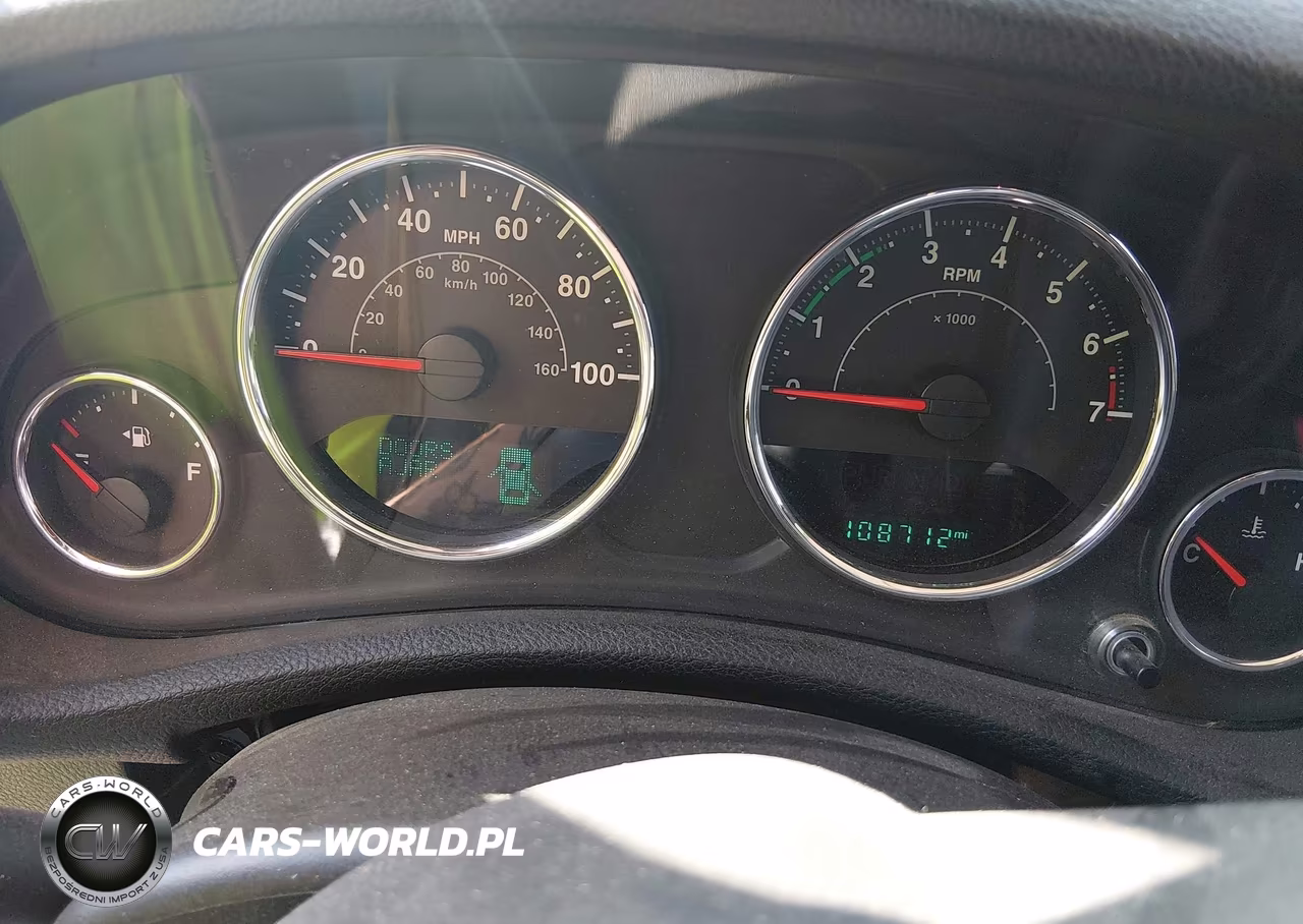 2015 Jeep Wrangler Unlimited Sport VIN:1C4BJWDG3FL519437 - 7
