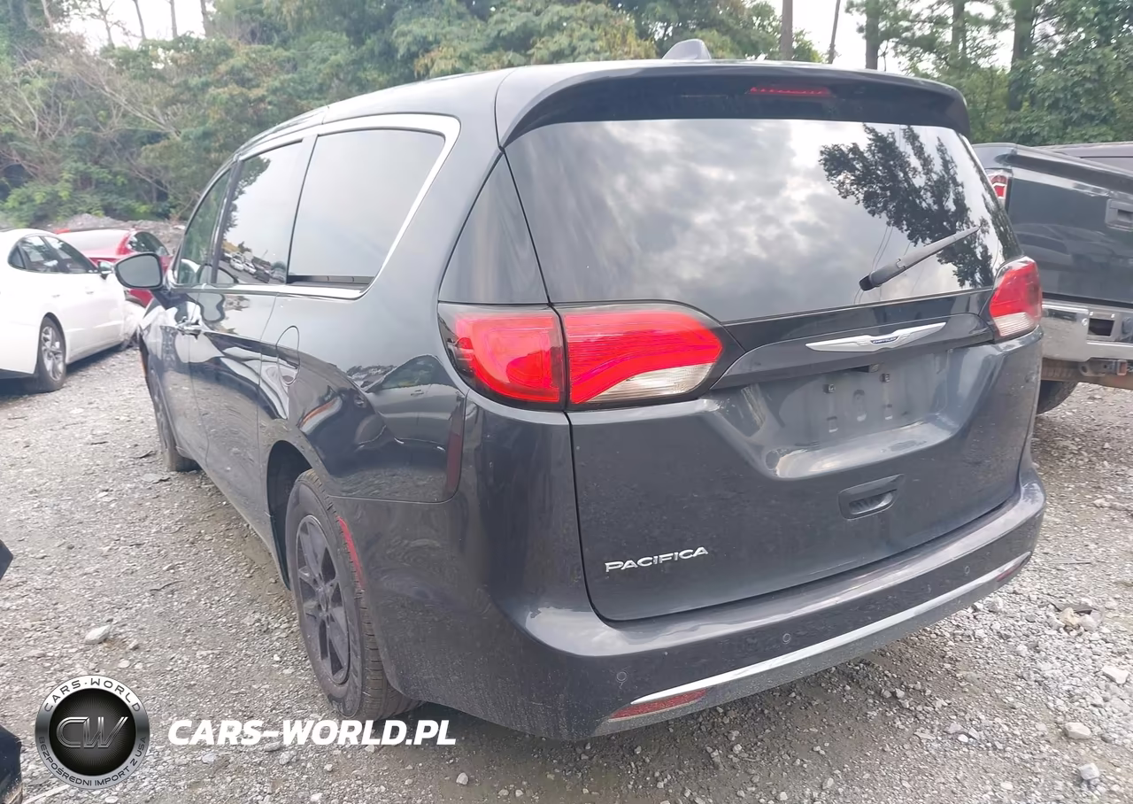 2020 Chrysler Pacifica Touring VIN:2C4RC1FG5LR234007 - 3