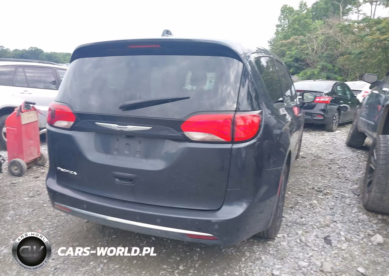 2020 Chrysler Pacifica Touring VIN:2C4RC1FG5LR234007 - 4