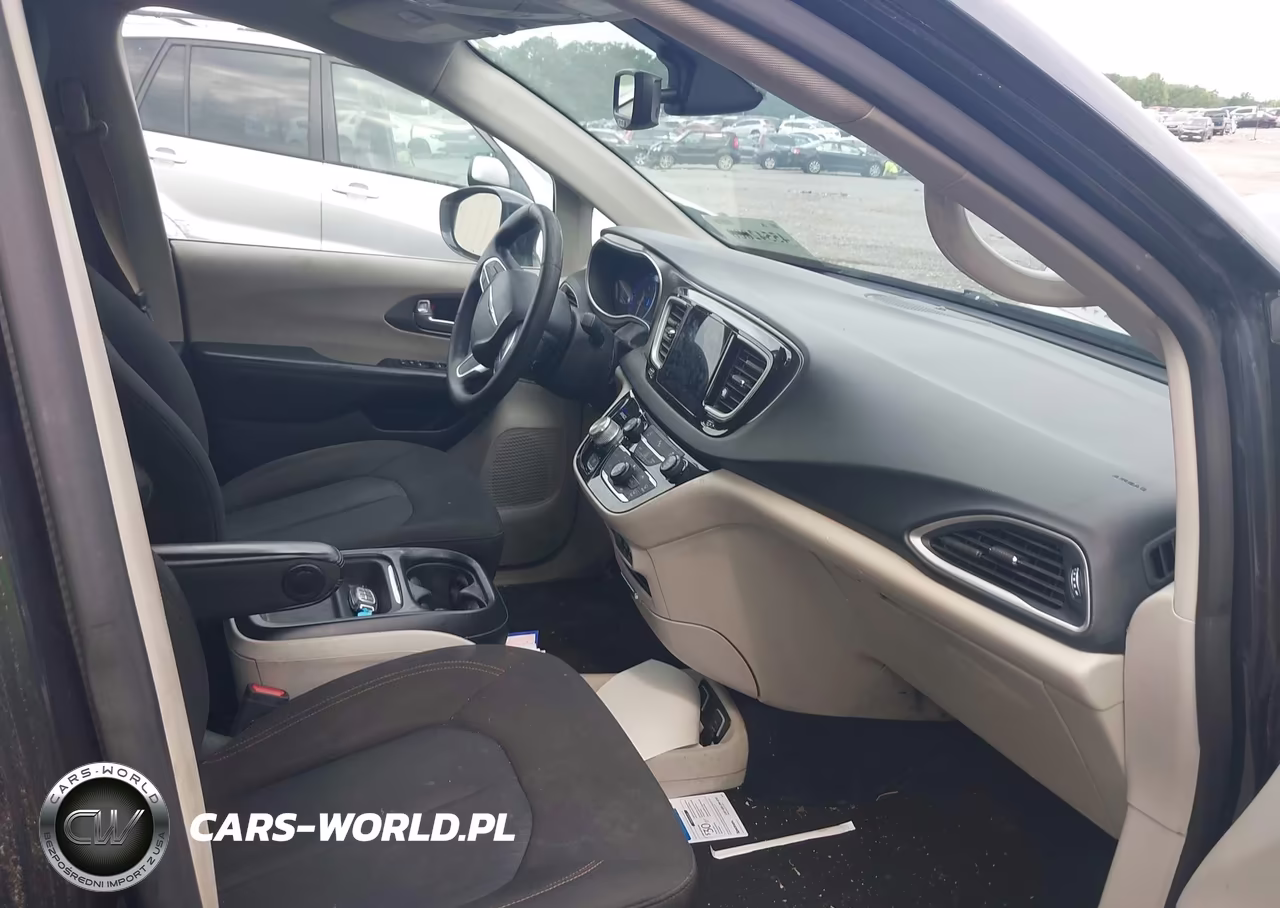 2020 Chrysler Pacifica Touring VIN:2C4RC1FG5LR234007 - 5