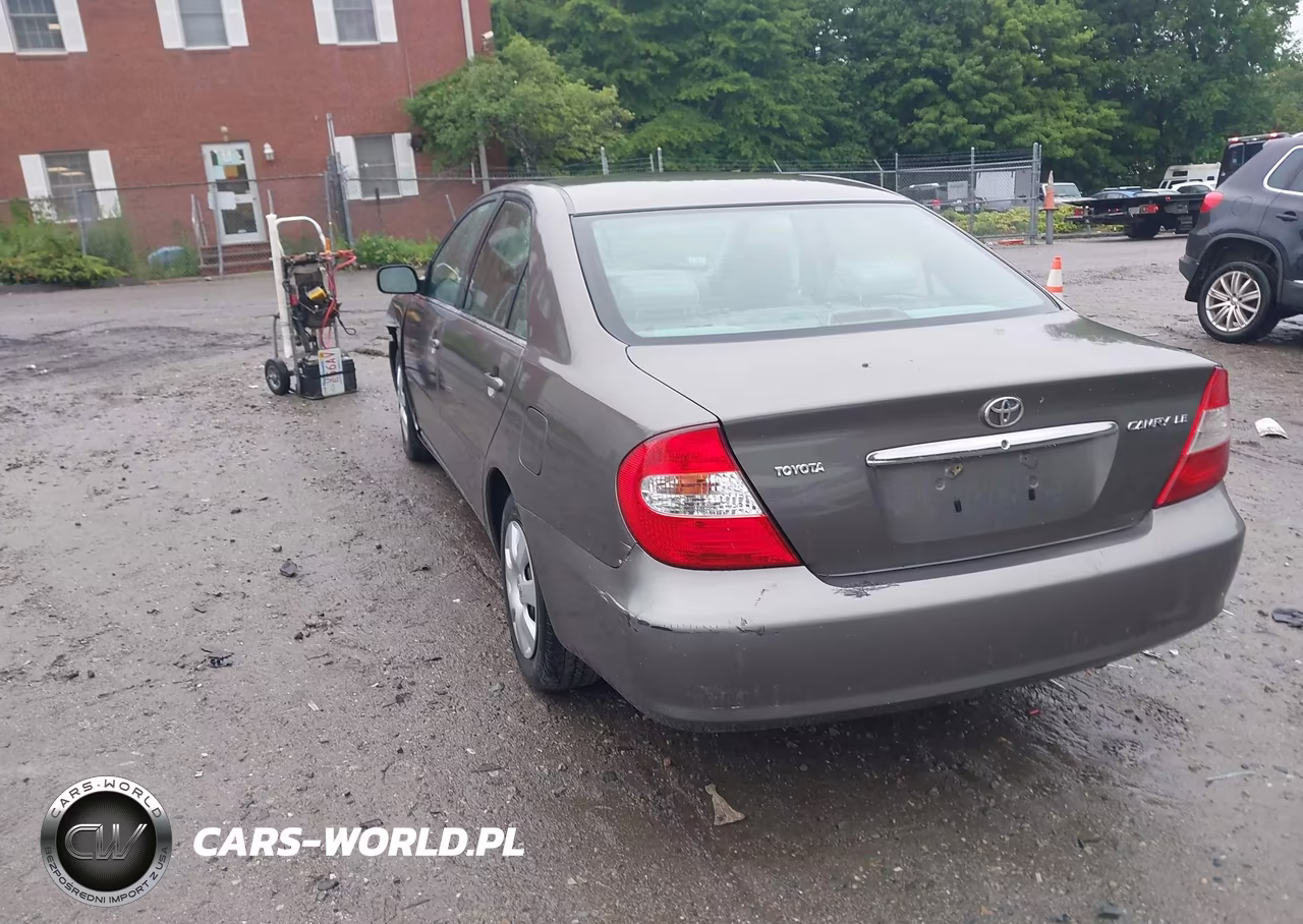 2002 Toyota Camry Le VIN:JTDBE32K920044124 - 3