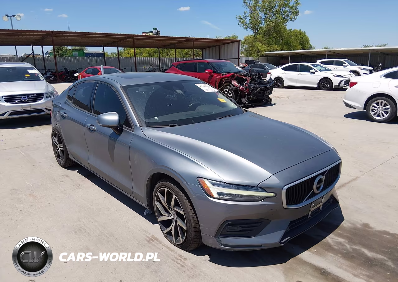 2020 Volvo S60 T6 Momentum