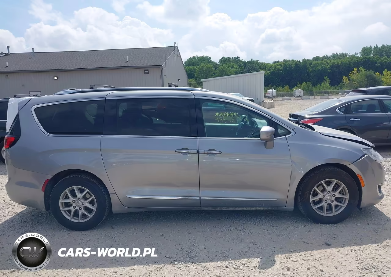 2020 Chrysler Pacifica Touring L VIN:2C4RC1BG3LR127978 - 13