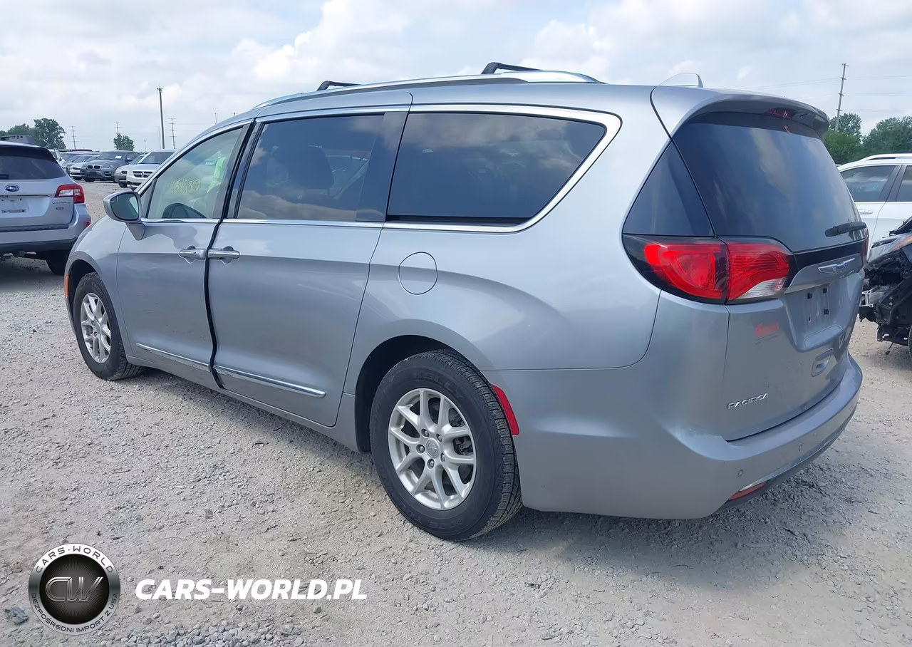 2020 Chrysler Pacifica Touring L VIN:2C4RC1BG3LR127978 - 3