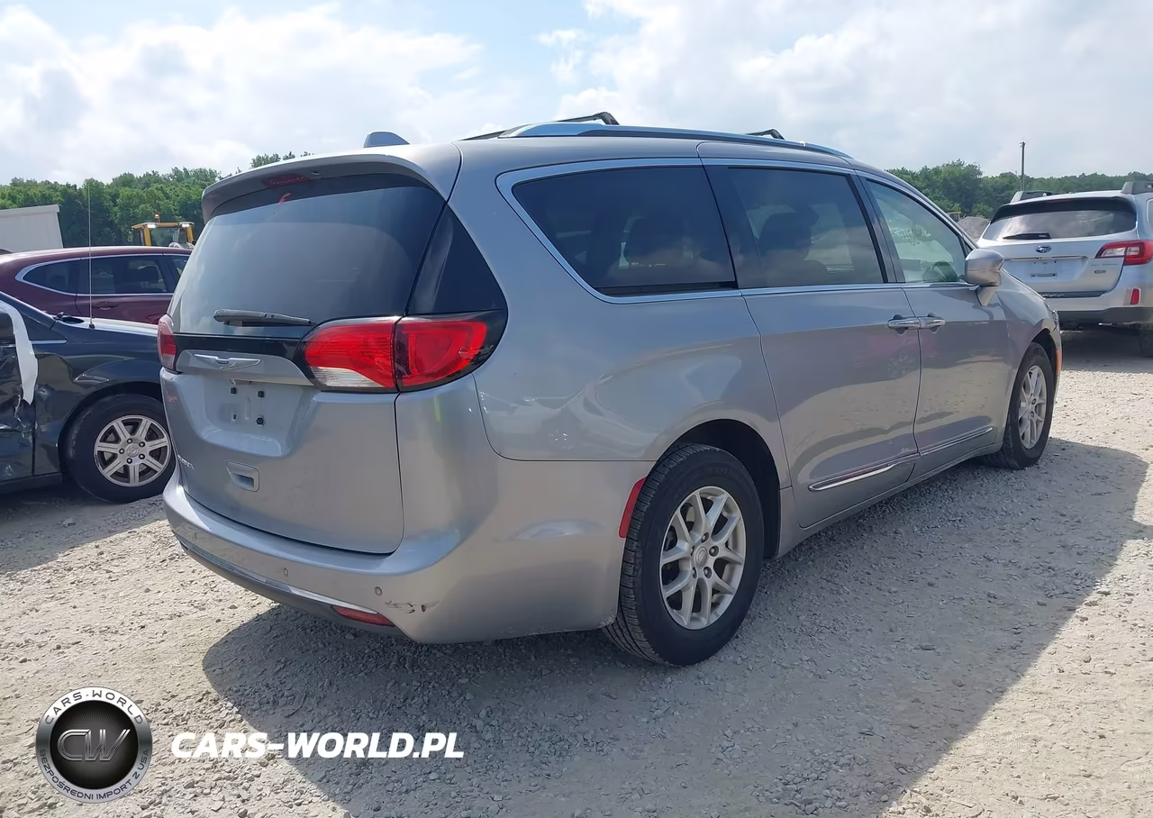 2020 Chrysler Pacifica Touring L VIN:2C4RC1BG3LR127978 - 4