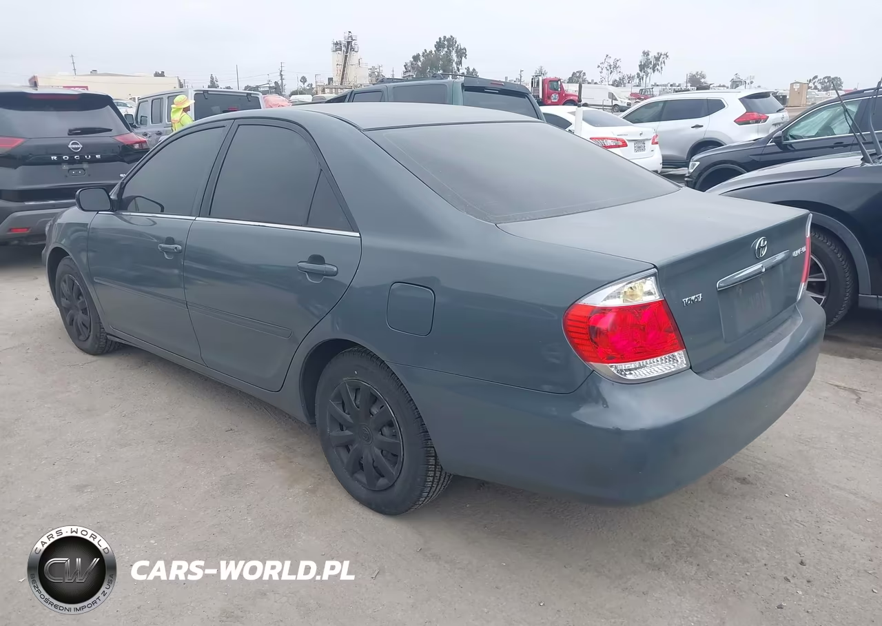 2005 Toyota Camry Le VIN:4T1BE32K45U990737 - 3