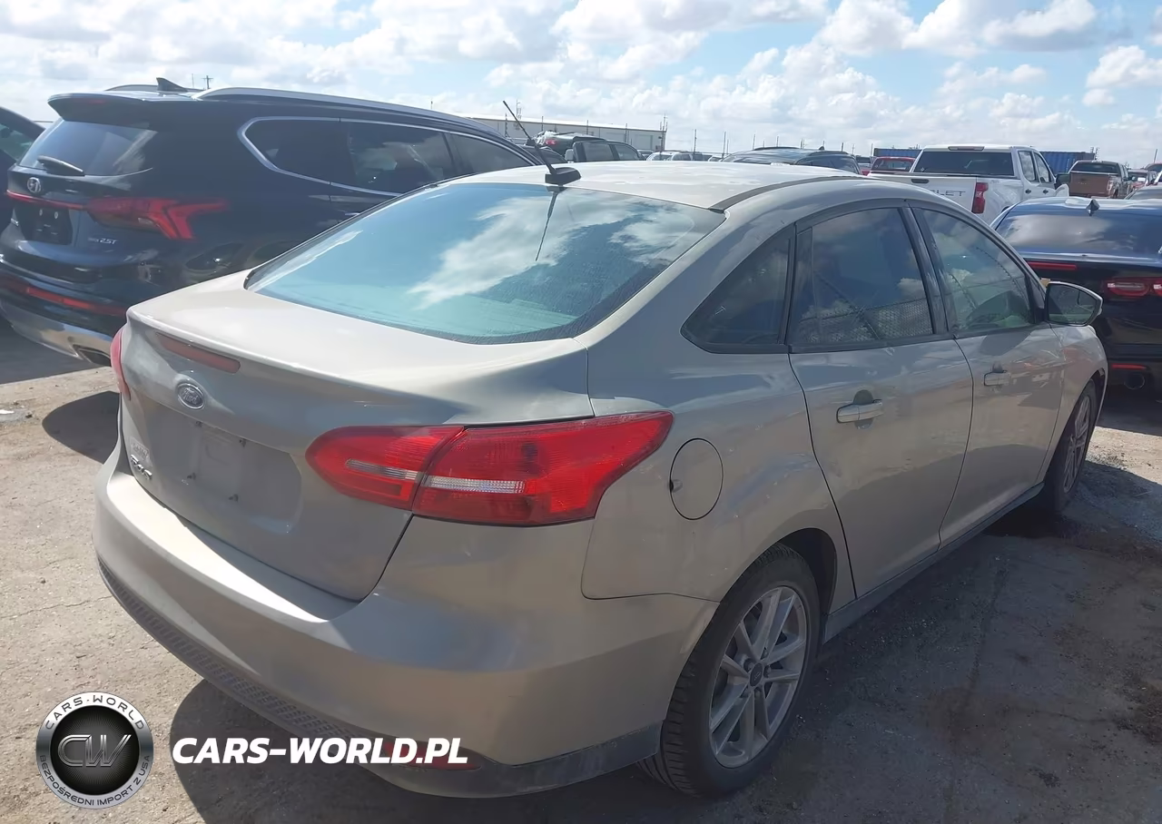 2015 Ford Focus Se VIN:1FADP3F28FL261249 - 4