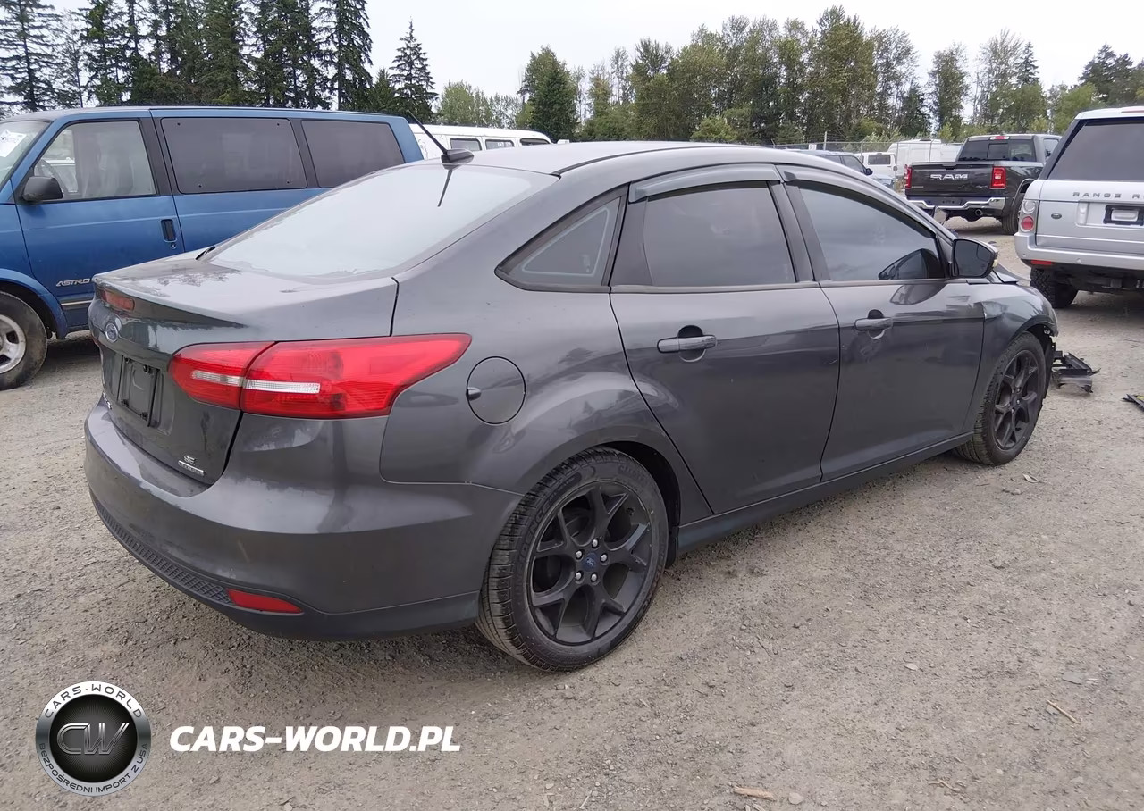 2016 Ford Focus Se VIN:1FADP3F29GL405344 - 4