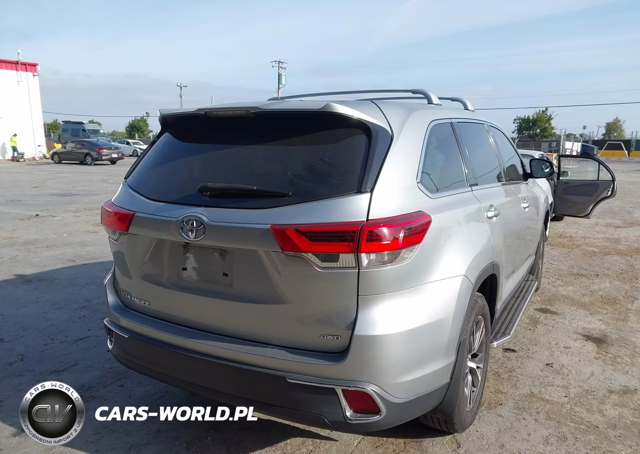 2019 Toyota Highlander Le VIN:5TDBZRFH3KS701437 - 4