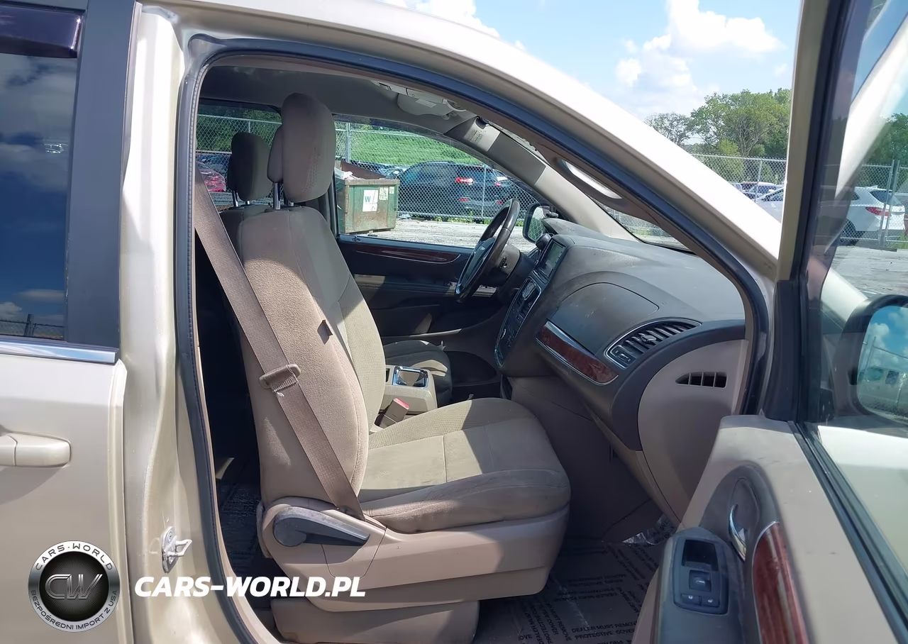 2011 Chrysler Town & Country Touring VIN:2A4RR5DG5BR747159 - 5