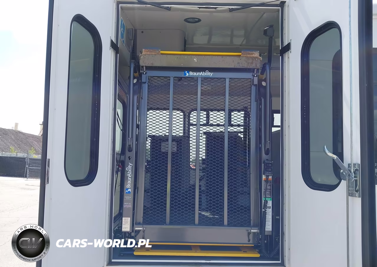 2018 Ford F-450 Chassis VIN:1FDAF4GTXJED05693 - 8