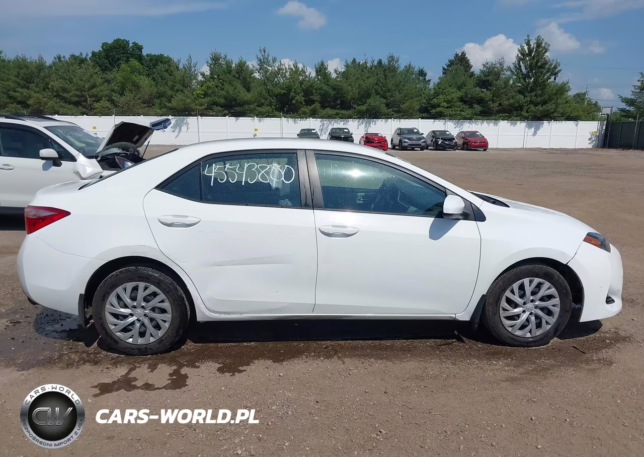 2018 Toyota Corolla Le VIN:2T1BURHE2JC077199 - 13
