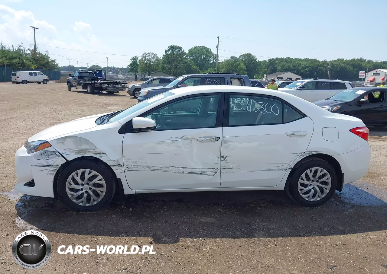 2018 Toyota Corolla Le VIN:2T1BURHE2JC077199 - 14