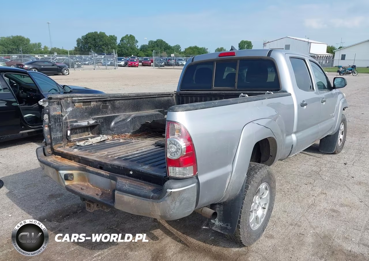 2015 Toyota Tacoma Base V6 VIN:3TMMU4FNXFM078162 - 4