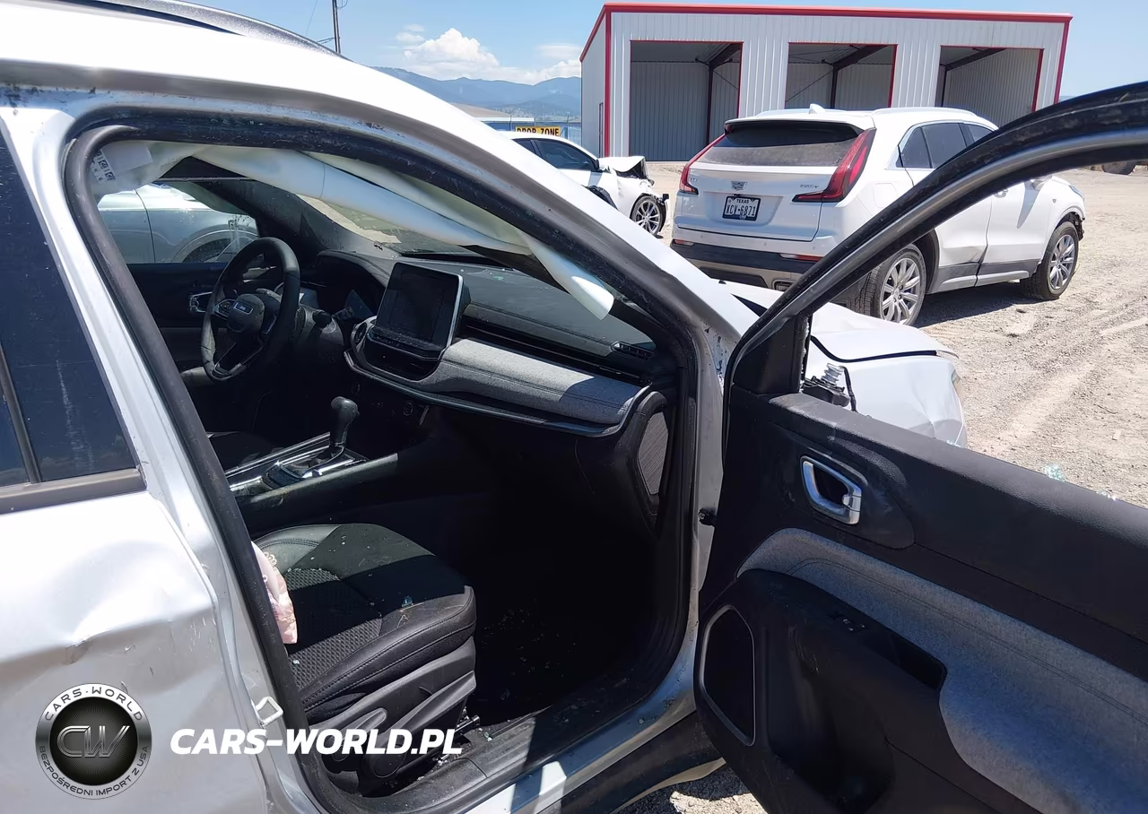 2025 Jeep Compass Latitude 4X4 VIN:3C4NJDBN4ST504074 - 5