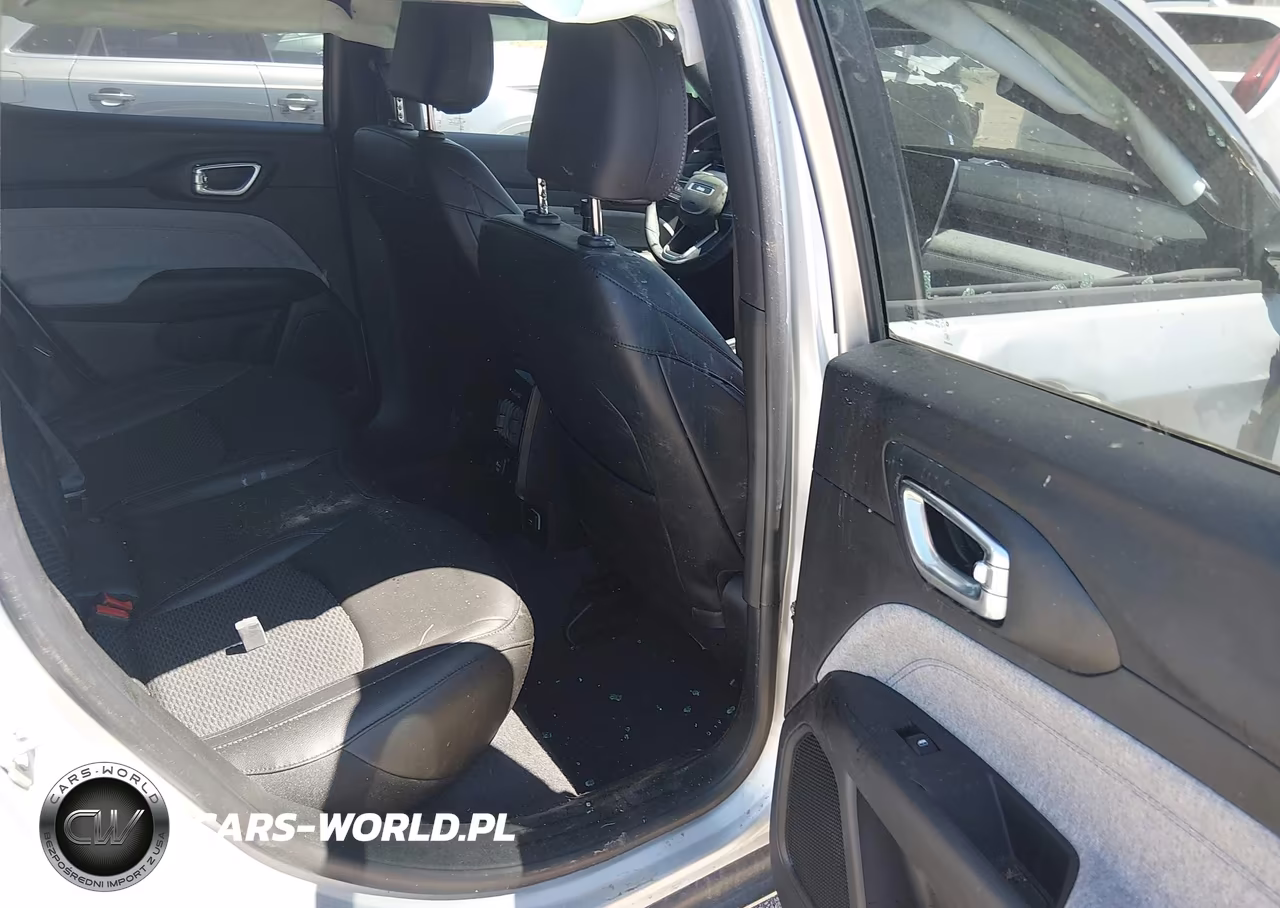 2025 Jeep Compass Latitude 4X4 VIN:3C4NJDBN4ST504074 - 8