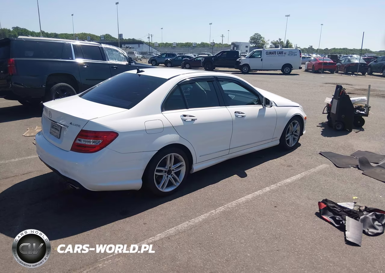 2013 Mercedes-Benz C 300 Sport 4Matic VIN:WDDGF8AB8DA822420 - 4