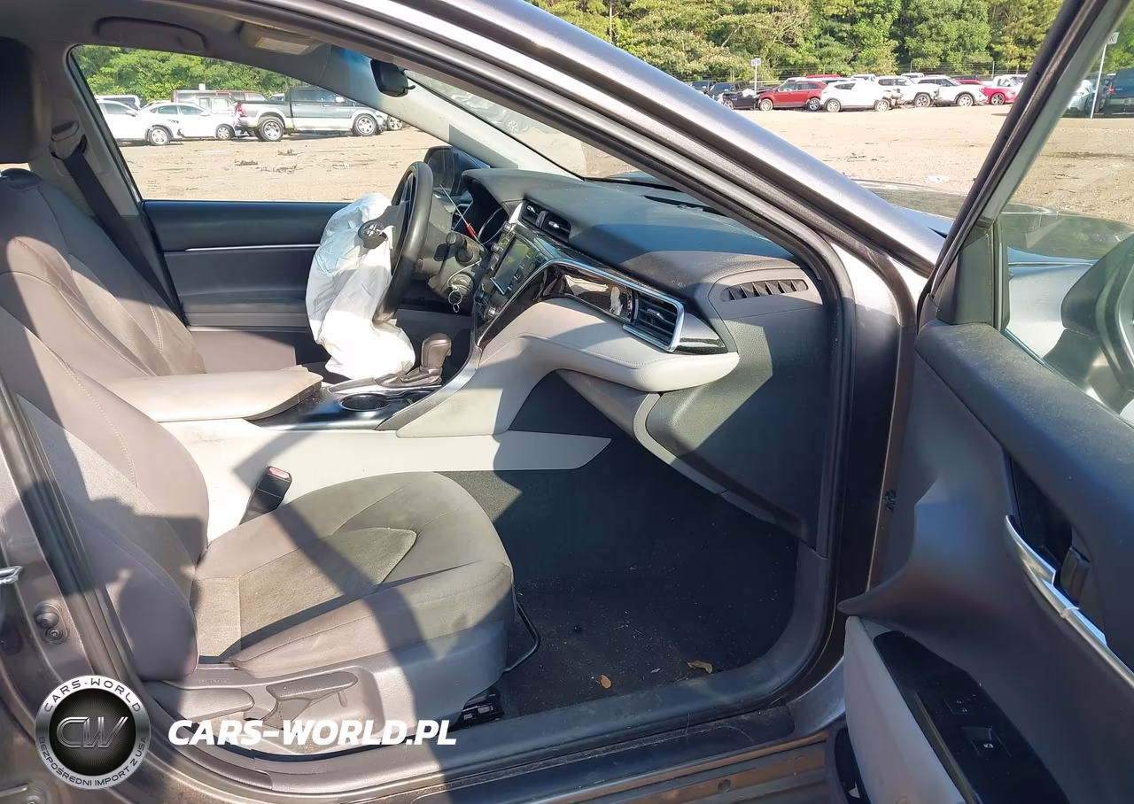2018 Toyota Camry Le VIN:4T1B11HK5JU018517 - 5