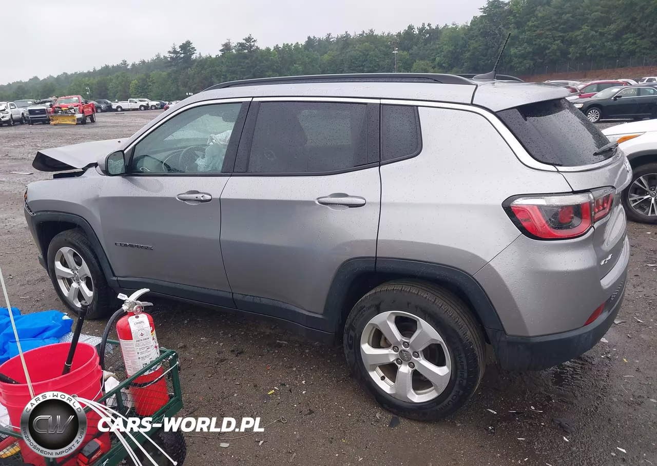 2018 Jeep Compass Latitude 4X4 VIN:3C4NJDBB8JT113420 - 3