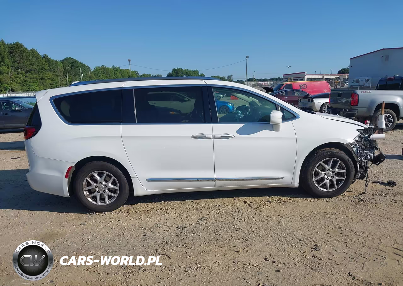 2020 Chrysler Pacifica Touring L VIN:2C4RC1BG8LR275494 - 13