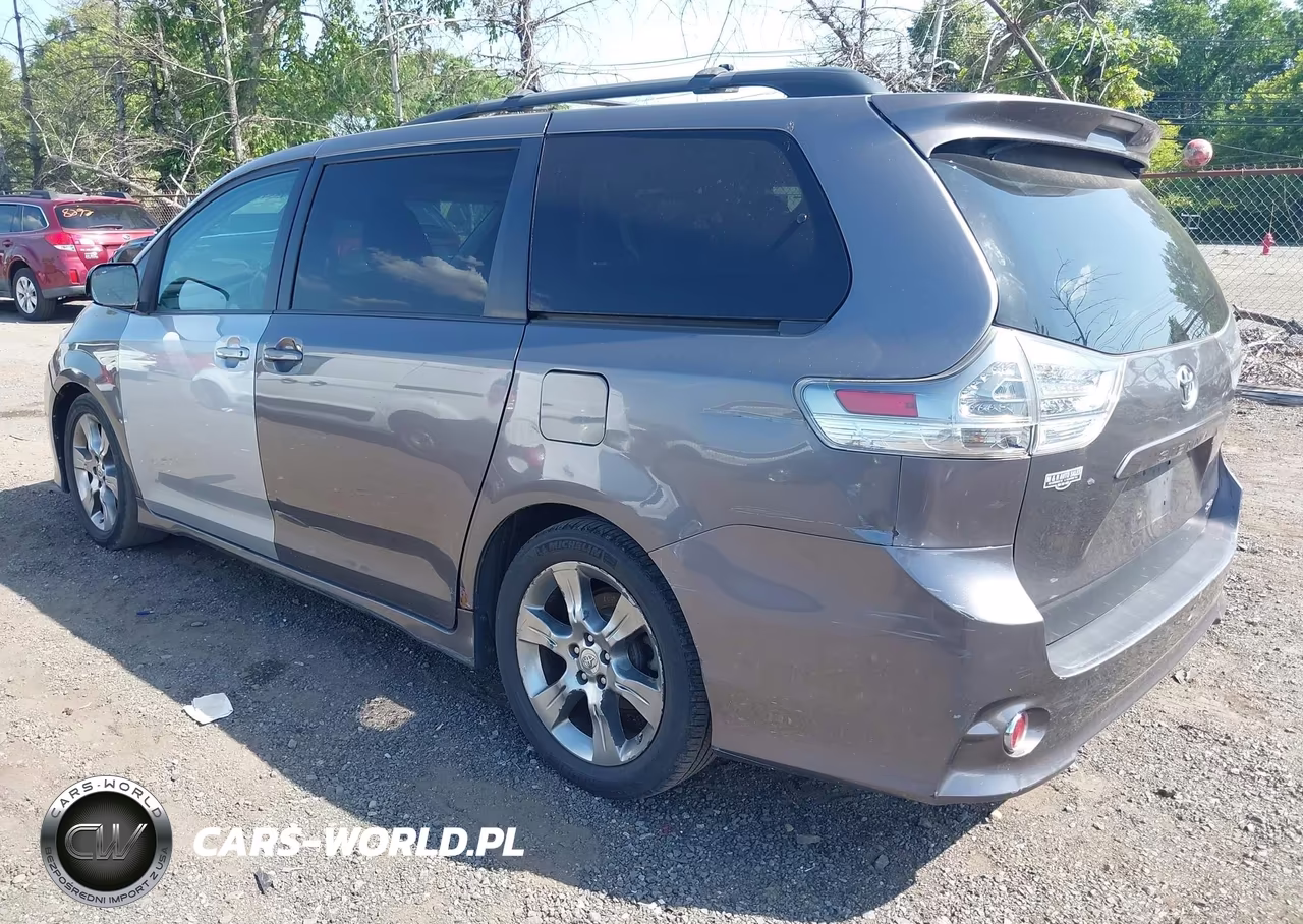 2011 Toyota Sienna Se VIN:5TDXK3DC2BS165031 - 3