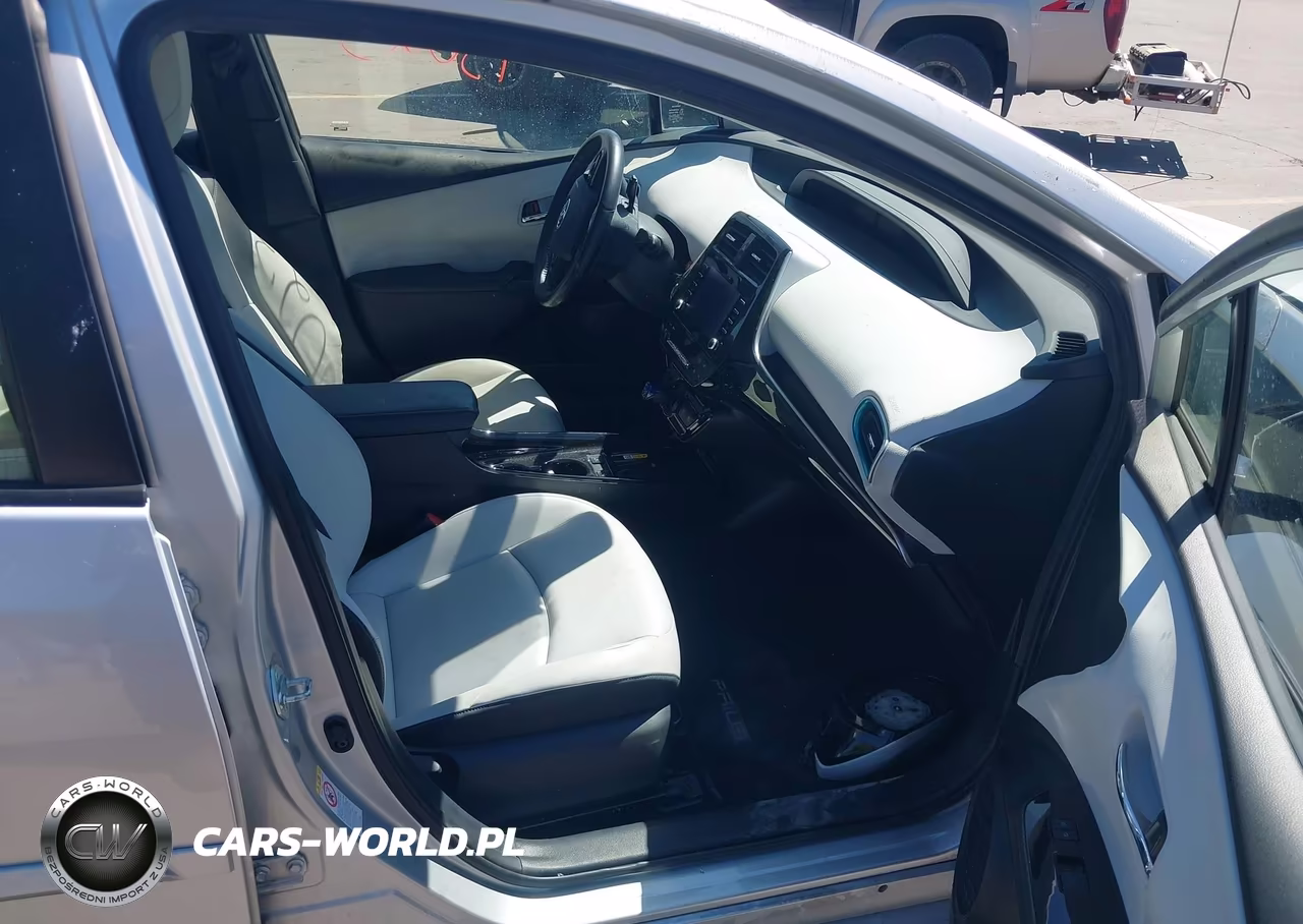 2020 Toyota Prius Xle VIN:JTDKARFU4L3122562 - 5