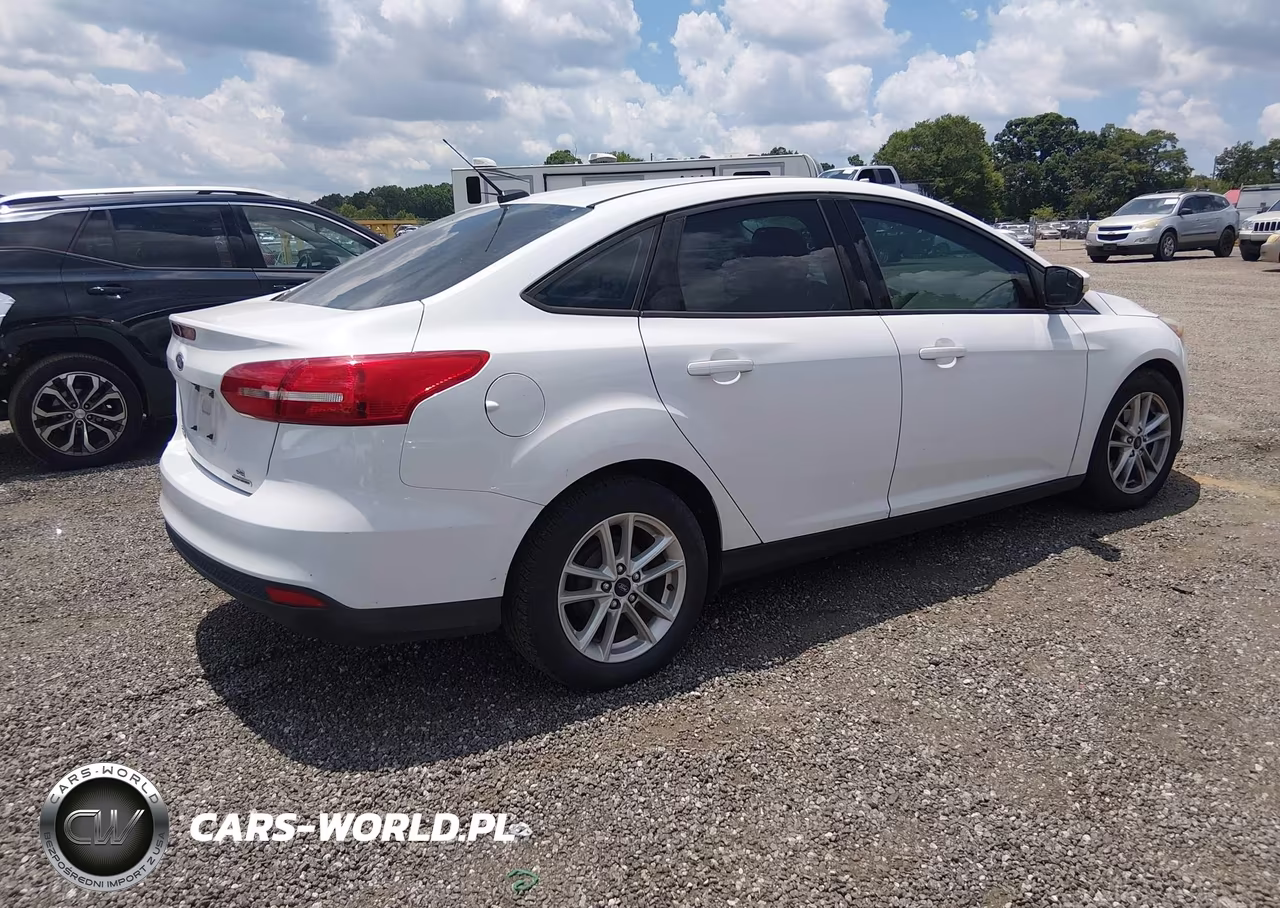 2015 Ford Focus Se VIN:1FADP3F2XFL292244 - 4