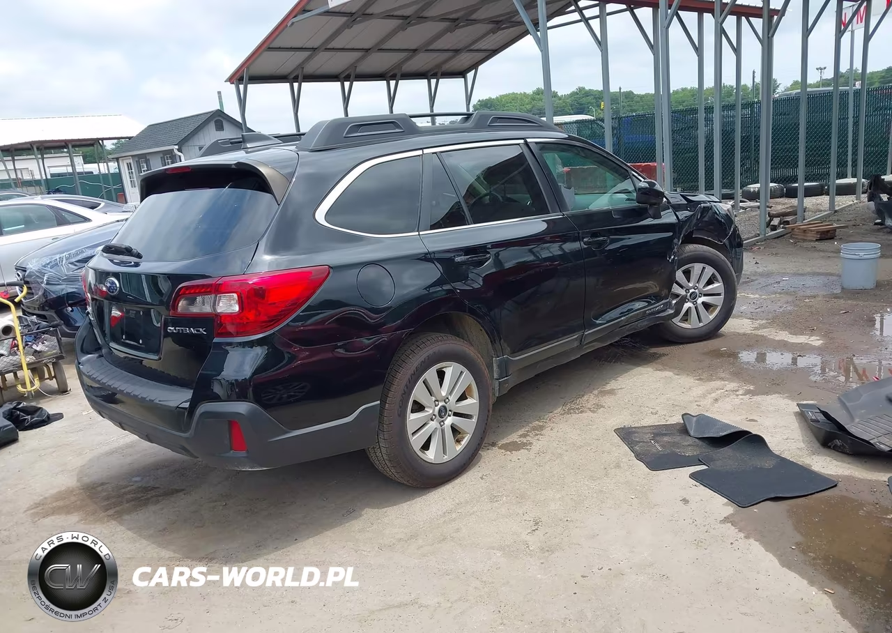 2018 Subaru Outback 2.5I Premium VIN:4S4BSACC5J3228537 - 4