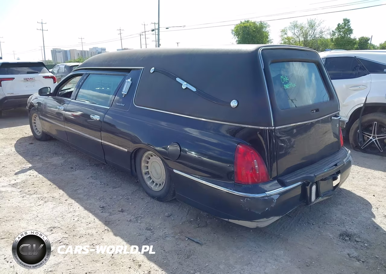 2000 Lincoln Town Car Executive VIN:1LJFM81W6YY808685 - 3