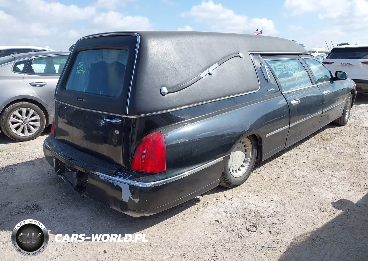 2000 Lincoln Town Car Executive VIN:1LJFM81W6YY808685 - 4
