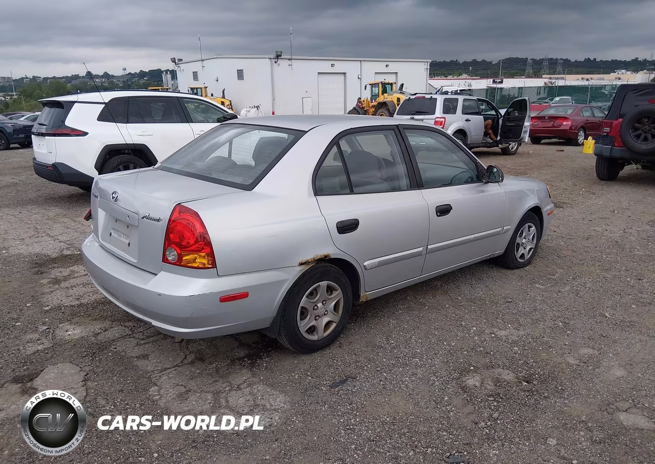 2005 Hyundai Accent Gls VIN:KMHCG45CX5U592862 - 4