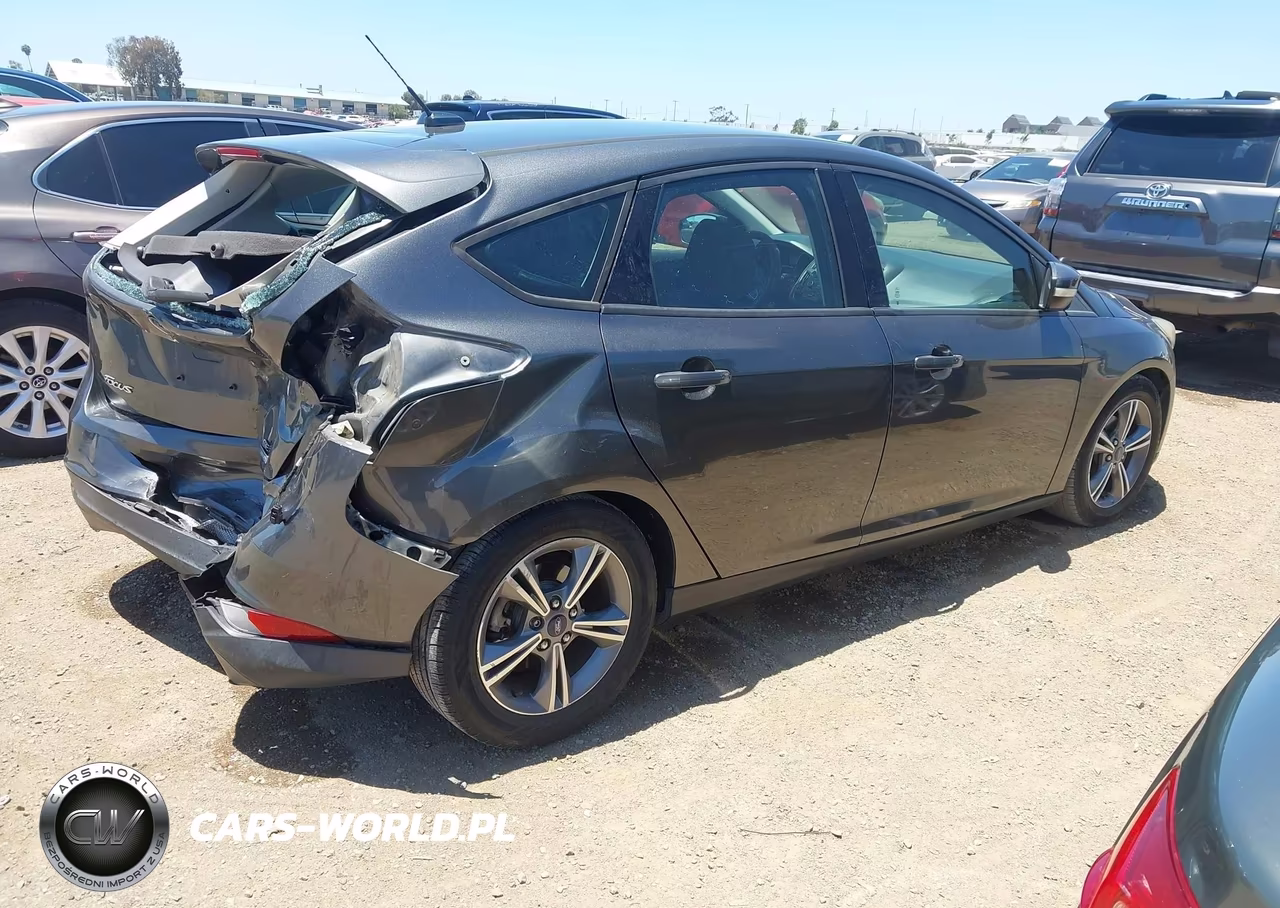 2016 Ford Focus Se VIN:1FADP3KE2GL380075 - 4
