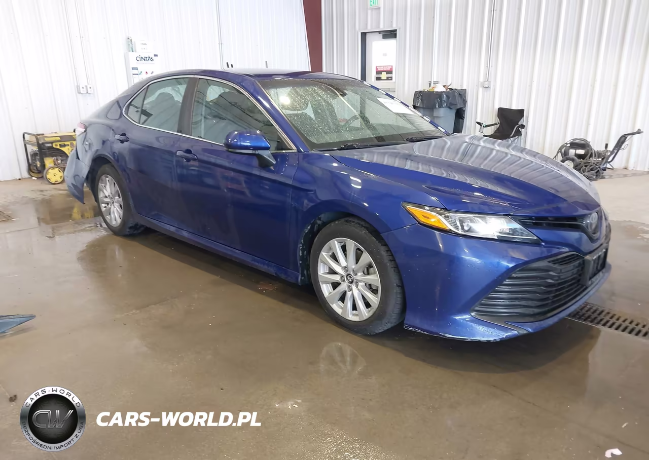 2018 Toyota Camry Le – zdjęcie 1 z 18
