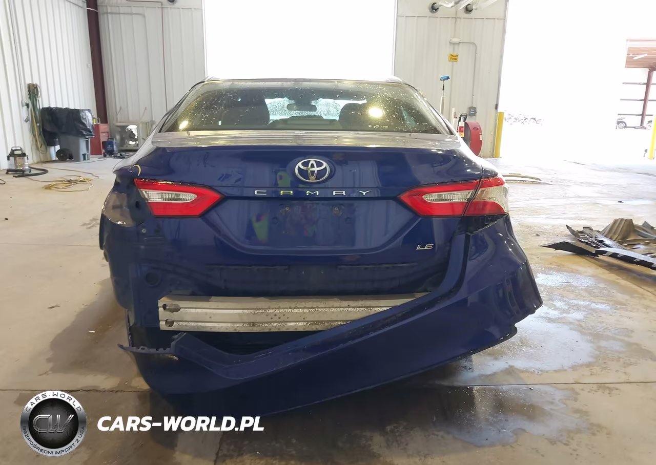 2018 Toyota Camry Le VIN:4T1B11HK8JU587961 - 17